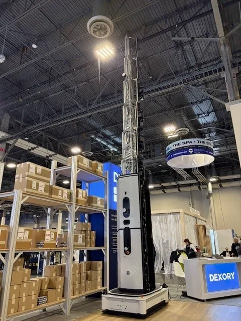 Autonomous warehouse robot operating in an aisle